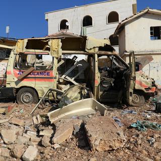 Une ambulance a été détruite lors d'une frappe aérienne dans la ville d'Atareb, le 15 novembre 2016. [Reuters - Ammar Abdullah]