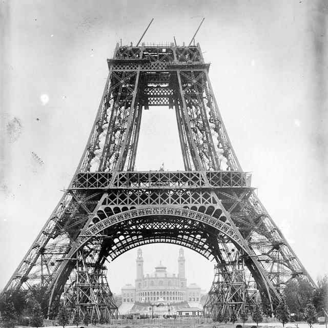 La tour Eiffel, star de cinéma. [AFP - JACQUES BOYER / Roger-Viollet]