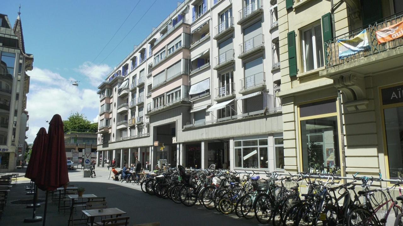 L'immeuble situé à la rue du Simplon 26 qui a abrité durant une année et demi une soixantaine de sans-abri sera prochainement détruit, dans le cadre du chantier de la gare de Lausanne. [RTS]