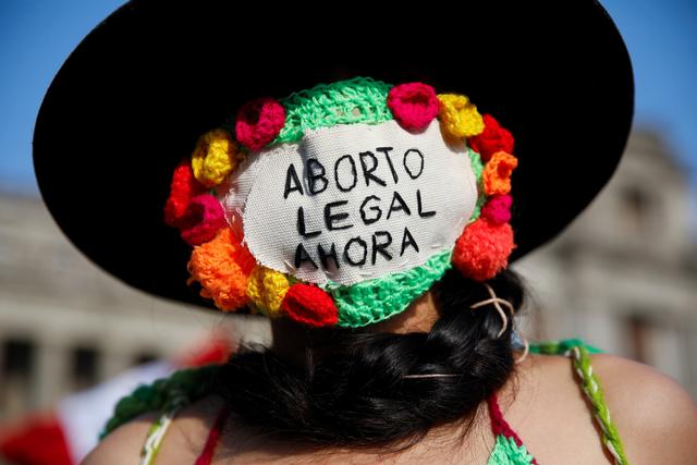 Une manifestante porte un masque sur lequel est inscrit "l'avortement légal maintenant", à Lima, au Pérou, le 28 septembre 2021. [REUTERS - SEBASTIAN CASTANEDA]