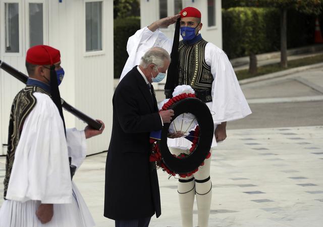 Présent à Athènes, le prince Charles, héritier du trône d'Angleterre, a déposé une gerbe au soldat inconnu. [Keystone - Yorgos Karahalis]