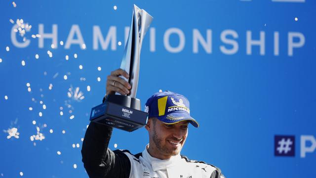 Edoardo Mortara sur le podium, trophée à la main. [Imago - Carl Bingham]