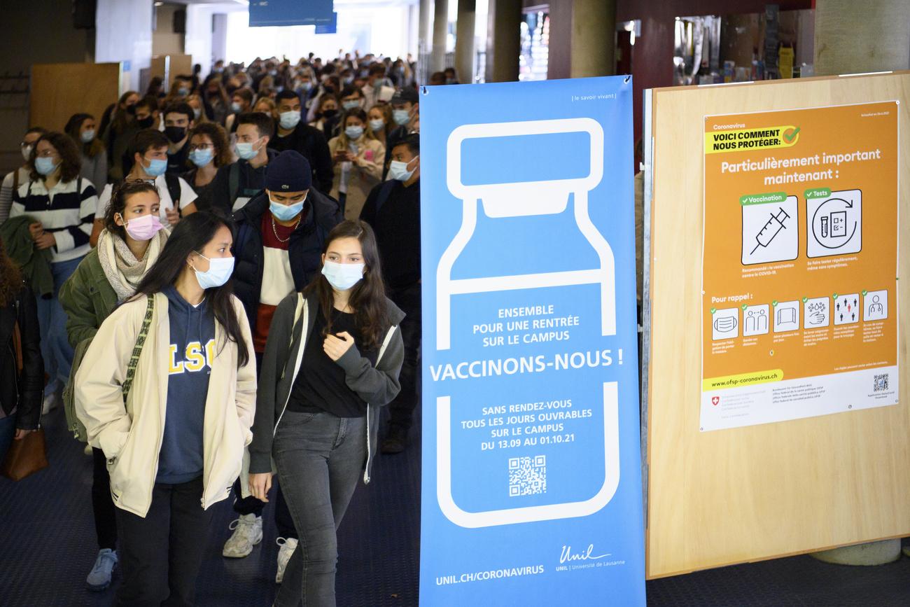 Les étudiants de l'Université de Lausanne semblent bien accepter l'obligation du pass sanitaire. [Keystone - Laurent Gillieron]
