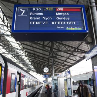 Un panneau d'affichage annonce le retard du train reliant Lausanne à l'aéroport de Genève, photographié le 15 octobre 2012 dans la gare de Lausanne, en Suisse. [KEYSTONE - Yannick Bailly]
