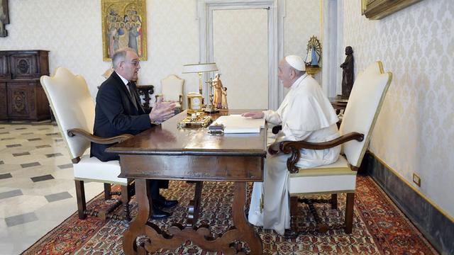 Guy Parmelin a été reçu par le Pape François ce 6 mai 2021. [EPA VATICAN MEDIA/Keystone]