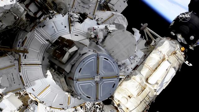 L'astronaute français Thomas Pesquet (en haut, au centre) s'est élancé pour la 3e fois de sa vie dans le vide spatial, aux côtés de l'Américain Shane Kimbrough. International Space Station, le 16 juin 2021. [Keystone - NASA via AP]