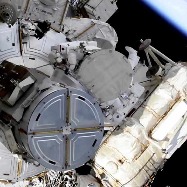 L'astronaute français Thomas Pesquet (en haut, au centre) s'est élancé pour la 3e fois de sa vie dans le vide spatial, aux côtés de l'Américain Shane Kimbrough. International Space Station, le 16 juin 2021. [Keystone - NASA via AP]