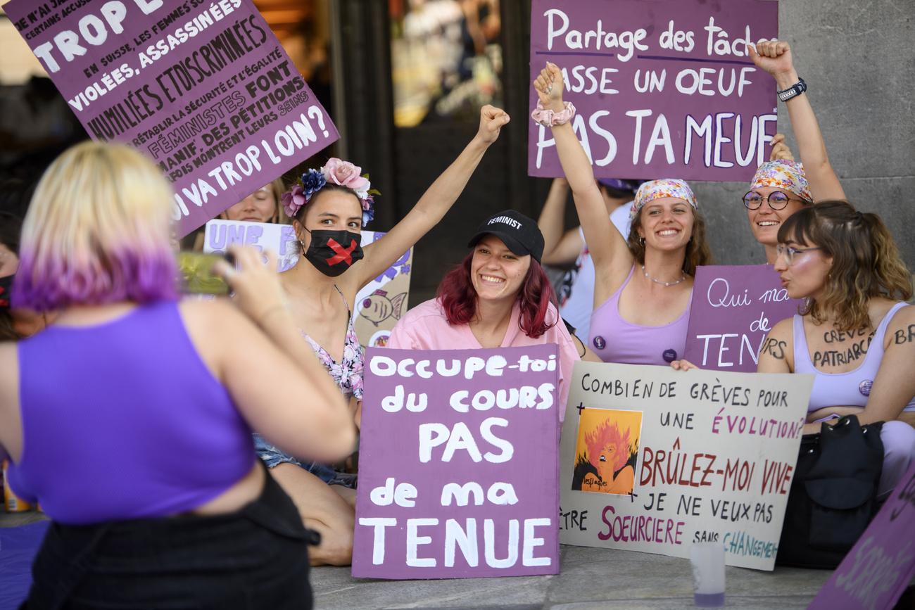 Venues du Valais, des femmes manifestent en sit-in devant la gare lors d'une action à 15h19, heure symbolique à laquelle les femmes cessent d'être rémunérées par rapport aux hommes. Lausanne, le 14 juin 2021. [Keystone - Laurent Gillieron]