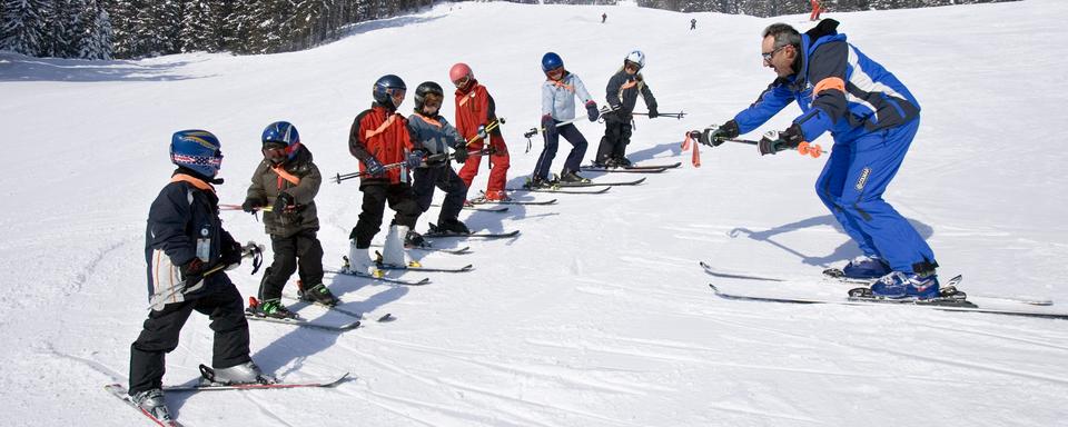 Des enfants en plein cours de ski dans le canton de Glaris en 2005. [Keystone - Gaëtan Bally]