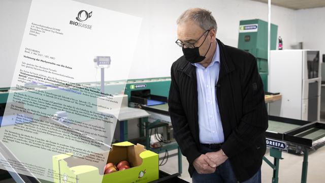 Le conseiller fédéral Guy Parmelin en visite dans une exploitation agricole biologique à Kirchdorf (BE). [Keystone - Peter Klaunzer]