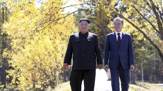 Kim Jong Un, leader de la Corée du Nord, avec le président sud-coréen Moon Jae-in lors du sommet de septembre 2018. [Keystone]