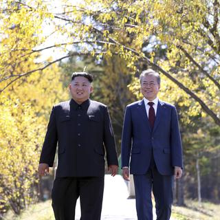 Kim Jong Un, leader de la Corée du Nord, avec le président sud-coréen Moon Jae-in lors du sommet de septembre 2018. [Keystone]