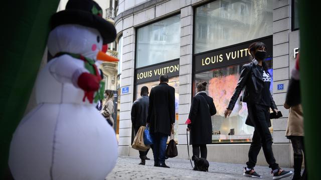 Des personnes masquées dans la rue de Bourg à Lausanne, le 22 décembre 2020. [Keystone - Laurent Gillieron]