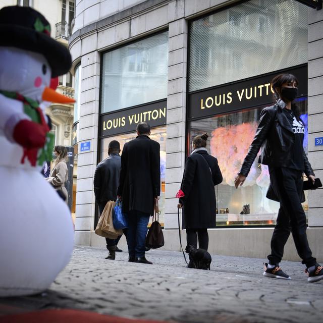 Des personnes masquées dans la rue de Bourg à Lausanne, le 22 décembre 2020. [Keystone - Laurent Gillieron]