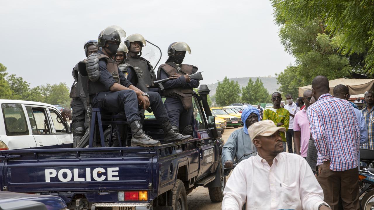 Des policiers maliens rassemblés devant la Bourse du Travail où des travailleurs font grève pour protester contre l'arrestation du président et du Premier ministre. [Keystone via AP]