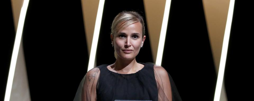 La Française Julia Ducournau est devenue la deuxième femme à décrocher la Palme d'or à Cannes. [Keystone - EPA/SEBASTIEN NOGIER]