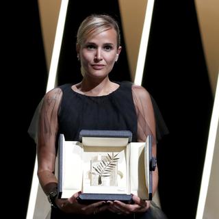 La Française Julia Ducournau est devenue la deuxième femme à décrocher la Palme d'or à Cannes. [Keystone - EPA/SEBASTIEN NOGIER]