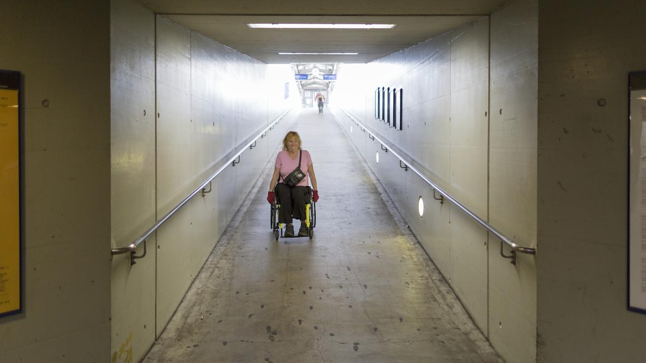 Les gares doivent être adaptées aux prescriptions de la loi sur l’égalité pour les handicapés d'ici fin 2023. [Keystone - Gaëtan Bally]