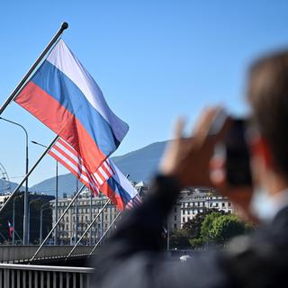Des drapeaux russes et américains sur le pont du Mont-Blanc avant le sommet Biden-Poutine. [AFP - Fabrice Coffrini]