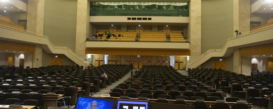 Lundi 22 février: une salle vide pour le discours du secrétaire général de l'ONU Antonio Guterres à l'ouverture de la 46e session du Conseil des droits de l'homme à Genève. [Keystone - Salvatore Di Nolfi]