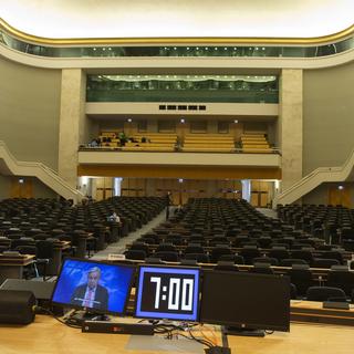 Lundi 22 février: une salle vide pour le discours du secrétaire général de l'ONU Antonio Guterres à l'ouverture de la 46e session du Conseil des droits de l'homme à Genève. [Keystone - Salvatore Di Nolfi]