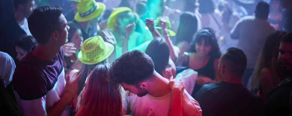 Des clubbers au MAD de Lausanne, le 26 juin 2021, jour de la réouverture des boîtes de nuit. [Keystone - Valentin Flauraud]