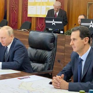 Vladimir Poutine (gauche) et Bachar al-Assad (droite), dans le centre de commandement de l'armée russe à Damas, le 7 janvier 2020. [EPA - Syrian Presidency Handout]