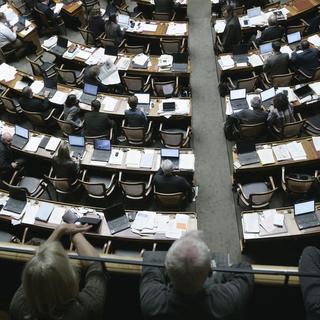 Des spectateurs sur la tribune suivent un débat dans la salle du Conseil national, le jeudi 2 décembre 2010, lors de la session d'hiver des Chambres fédérales à Berne. [KEYSTONE - Peter Klaunzer]