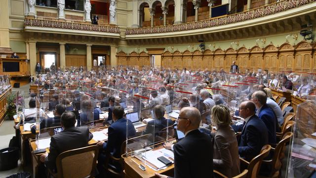 Des parlementaires débattent lors de la session d'automne du Parlement suisse, au Conseil national à Berne, jeudi 30 septembre 2021. [Keystone - Anthony Anex]