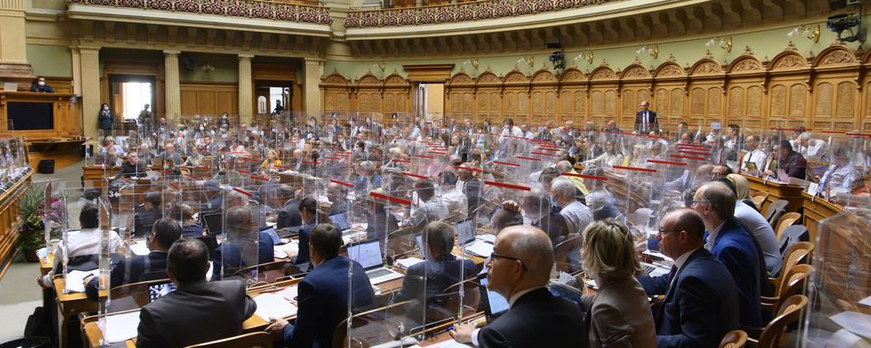 Des parlementaires débattent lors de la session d'automne du Parlement suisse, au Conseil national à Berne, jeudi 30 septembre 2021. [Keystone - Anthony Anex]