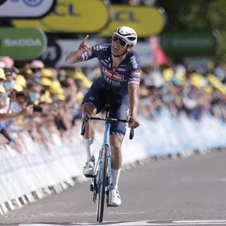 Mathieu Van der Poel a fait coup double en haut du Mûr-de-Bretagne en prenant le maillot jaune à Julian Alaphilippe [Stéphane Mahe]