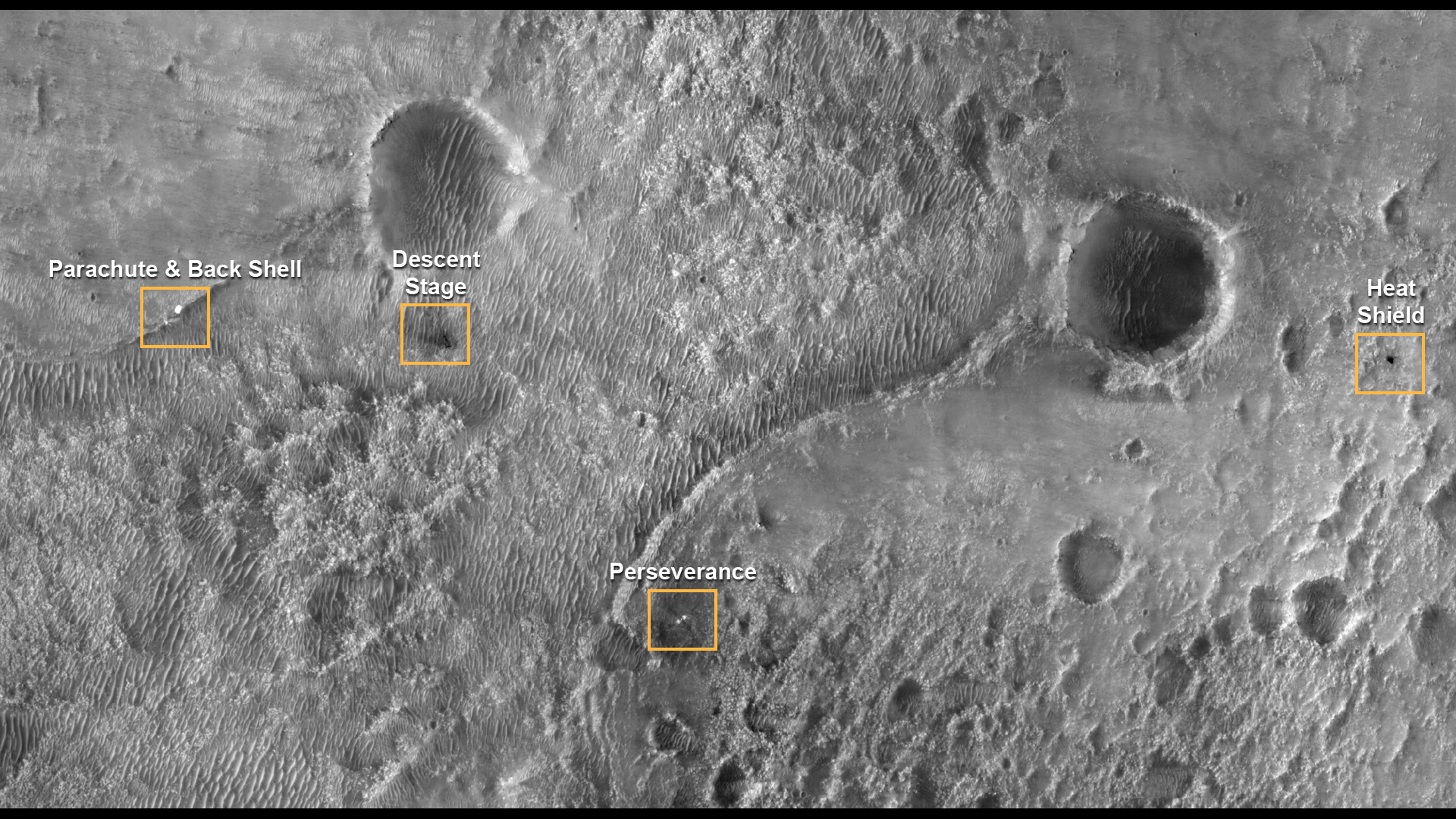 A gauche, sur le sol martien, le parachute et la coque arrière, puis le module de descente. Au milieu, Perseverance. Tout à droite, le bouclier thermique. [NASA - JPL-Caltech/University of Arizona]