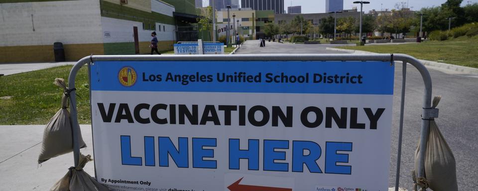 Les Etats-Unis ouvrent désormais la vaccination à tous les adultes. [AP/Keystone - Damian Dovarganes]