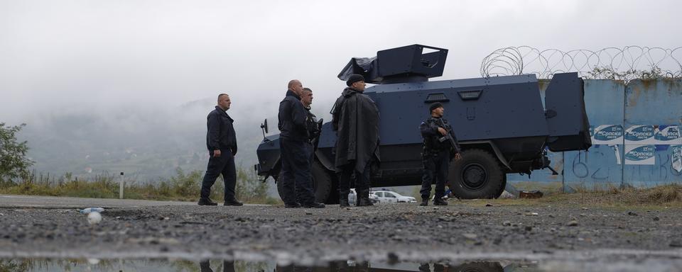 Des forces spéciales de la police du Kosovo le 28 septembre 2021 vers la frontière serbe. [EPA/Keystone - Valdrin Xhemaj]