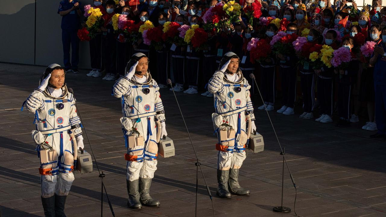 Les trois astronautes chinois avant leur envol dans l'espace. [Keystone - EPA/Romain Piliipey]