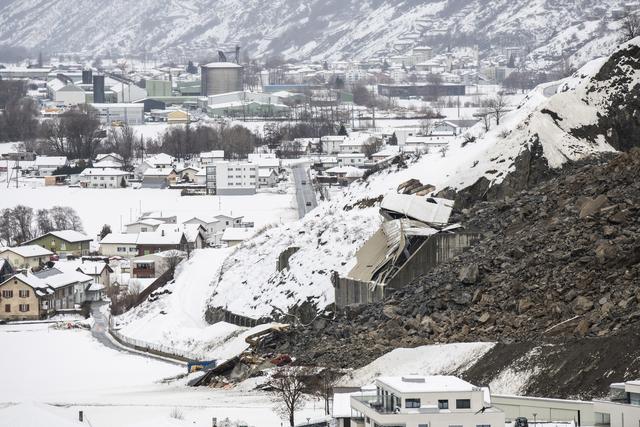 Un éboulement a failli toucher des habitations près de Rarogne, en Valais. [Keystone - Louis Dasselborne]