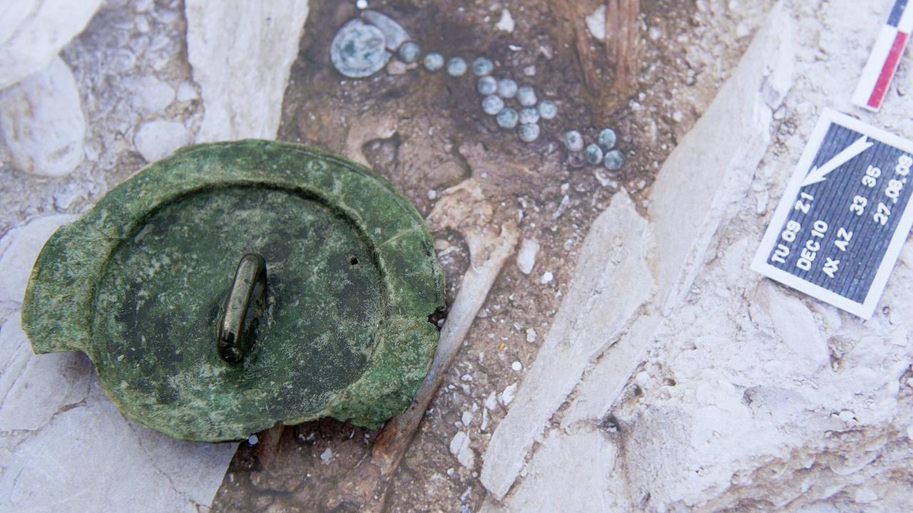 Une boucle de ceinture d'une tombe de la période de l'âge du Bronze sur une nécropole à Sion. [Keystone - Jean-Christophe Bott]