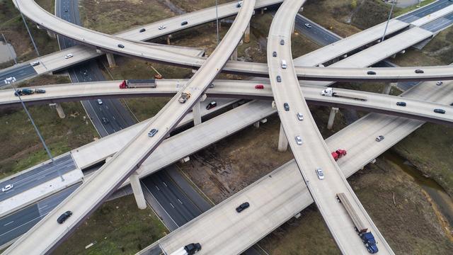 Le président américain Joe Biden propose un vaste plan d'investissements dans les infrastructures. [Keystone - EPA/JIM LO SCALZO]