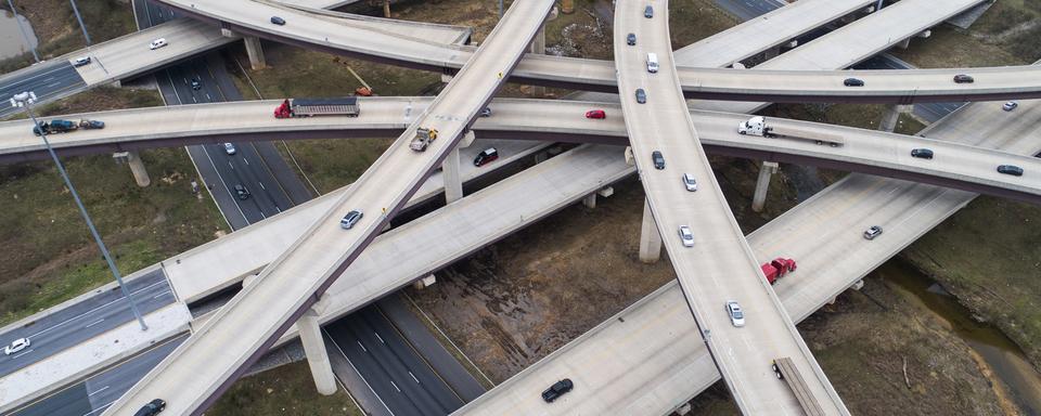 Le président américain Joe Biden propose un vaste plan d'investissements dans les infrastructures. [Keystone - EPA/JIM LO SCALZO]