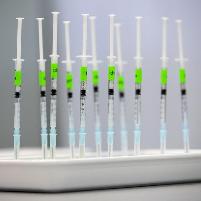 Des seringues contenant un vaccin contre le Covid-19 attendent d'être injectées. Berne, le 10 mai 2021. [Keystone - Peter Klaunzer]