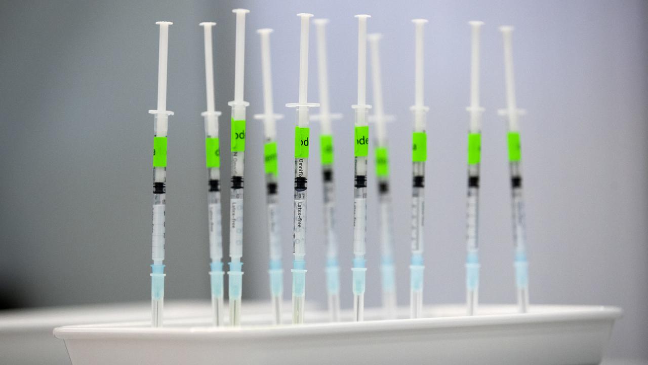 Des seringues contenant un vaccin contre le Covid-19 attendent d'être injectées. Berne, le 10 mai 2021. [Keystone - Peter Klaunzer]