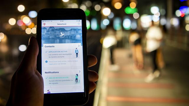 Gros plan sur l'application Swisscovid. [Keystone - Jean-Christophe Bott]