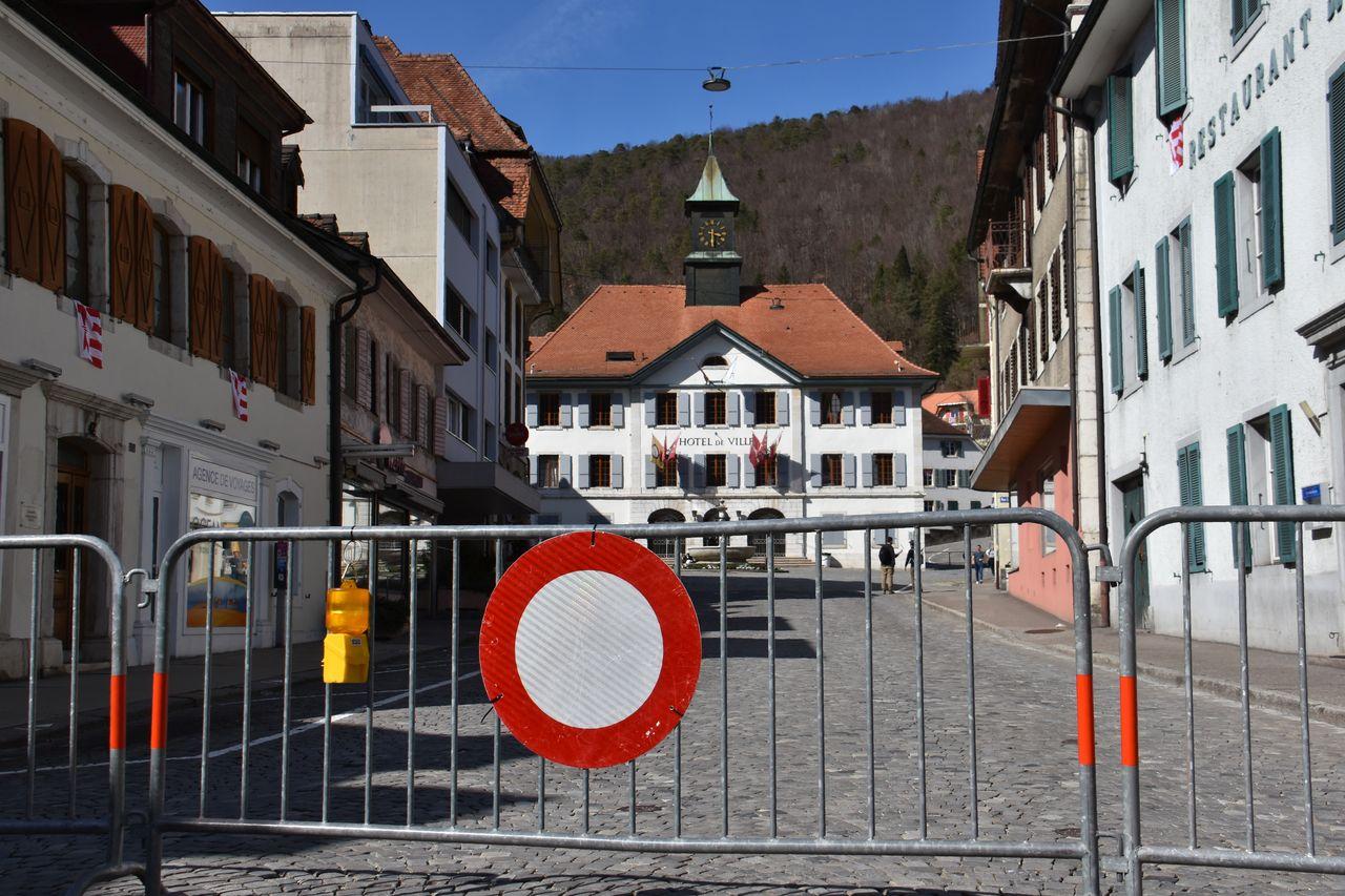 L'accès à l'Hôtel de Ville est temporairement fermé au public. [RTS - Gaël Klein]