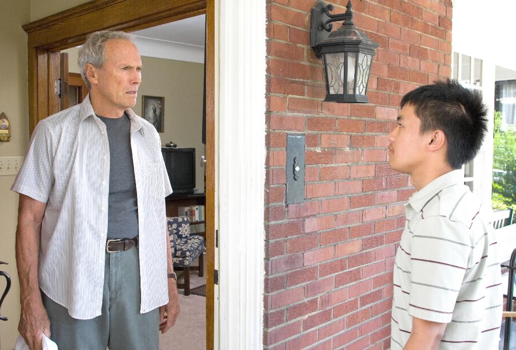 Walt Kowalski (Clint Eastwood) et Thao (Bee Vang) dans "Gran Torino". [Warner / Collection ChristopheL via AFP - Anthony Michael Rivetti]