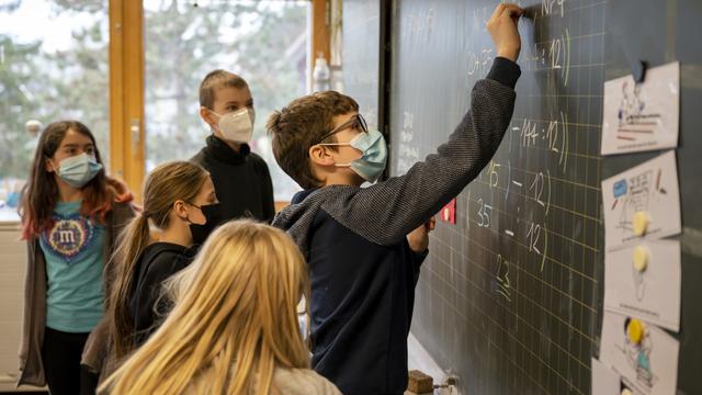 Des élèves d'une école primaire portent le masque. [Keystone - Georgios Kefalas]