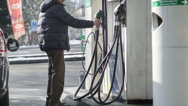 Le prix de l'essence à la pompe a fortement augmenté en Suisse. [Keystone - Christian Beutler]