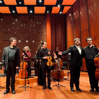Stephan McLeod accompagné de la violoniste Chouchane Siranossian, le flûtiste Alexis Kossenko et les violoncellistes Christophe Coin et Davit Melkonyan. [P. Schreyer]