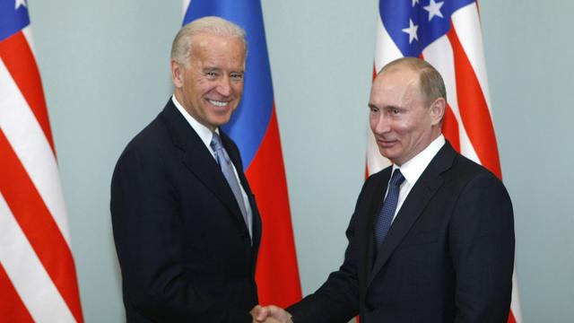 Joe Biden et Vladimir Poutine photographiés lors d'une rencontre en 2011. [Keystone/AP - Alexander Zemlianichenko]