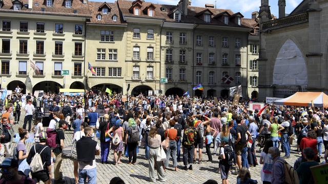 Les collectifs de "Rise up for Change" manifestent sur la Place fédérale à Berne, le vendredi 6 août 2021. [Keystone - Anthony Anex]