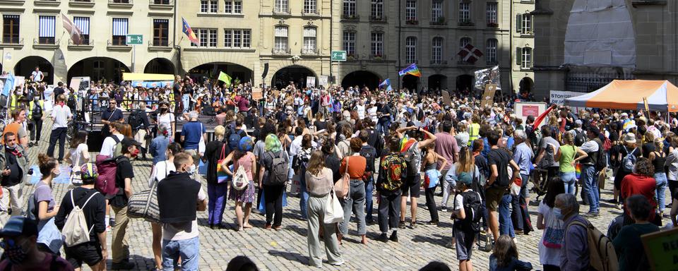 Les collectifs de "Rise up for Change" manifestent sur la Place fédérale à Berne, le vendredi 6 août 2021. [Keystone - Anthony Anex]